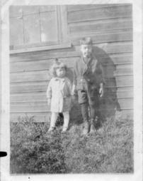 Billy Thomas Bungard and Jimmie Bungard leaning against a building