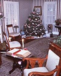 Maple Manor Living Room Decorated For Christmas